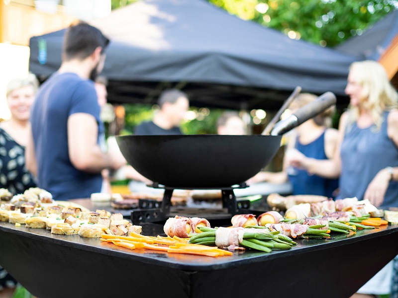 BigQube Feuerplatte M Gas mit Wok Schwarz lackiert offen 