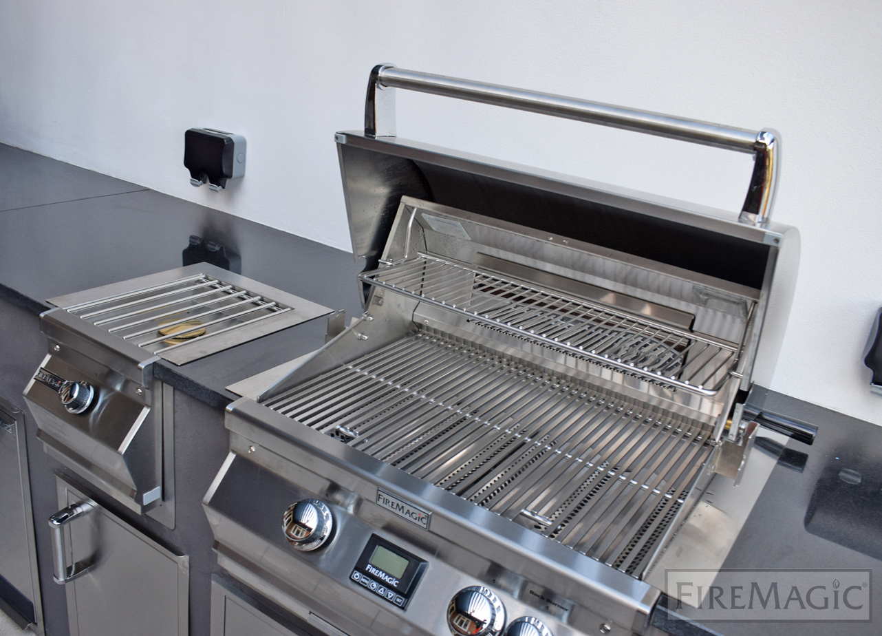 FireMagic Aurora Einbaugasgrill und Seitenbrenner